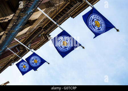 Bandiere al di fuori di Leicester Town Hall celebra Il Leicester City Football Club premier league vittoria 2016. Foto Stock