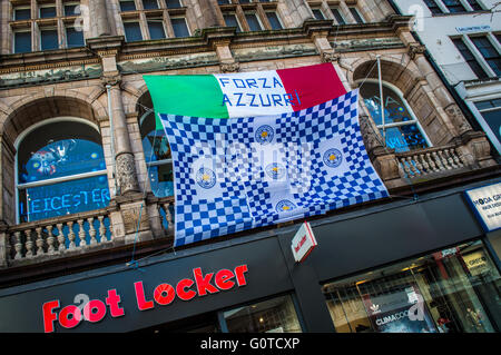 Bandiere al di fuori del vecchio Thomas Cook edificio in Leicester celebrare la Premier League vittoria di Leicester City Football Club Foto Stock