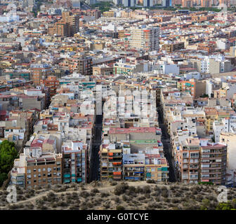 Case vista tra edifici urbani Alicante, Spagna Foto Stock