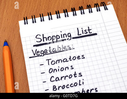 Vegetali manoscritta shopping list con penna a sfera. Close-up. Foto Stock