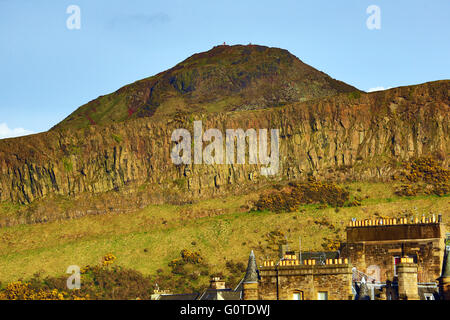 Picco di Arthur' Seat e Salisbury Crags in Edimburgo, Scozia, Regno Unito Foto Stock