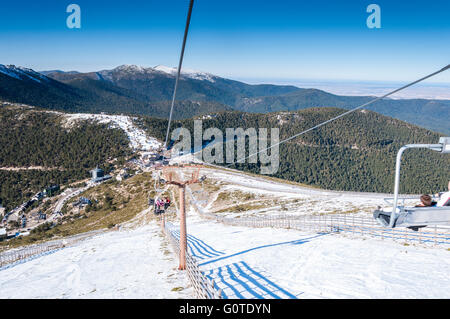 Seggiovia di Navacerrada Ski Resort, Navacerrada Mountain Pass, Madrid, Spagna Foto Stock