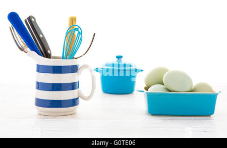Set di utensili da cucina su un bianco rustico sfondo di legno Foto Stock
