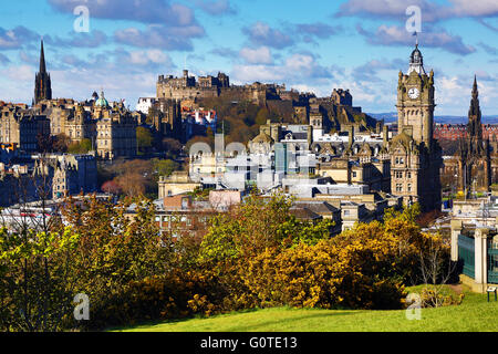 In generale lo skyline della città vista da Calton Hill mostra il Balmoral Hotel la Torre dell Orologio e il Castello di Edimburgo a Edimburgo, Scozia UK Foto Stock