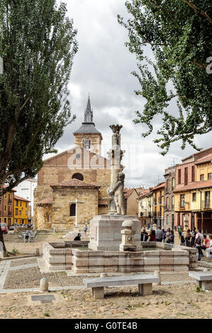 Piazza del grano nella vecchia città di Leon. Chiesa di Santa Maria del Camino in background. Castilla y Leon, Spagna. Foto Stock