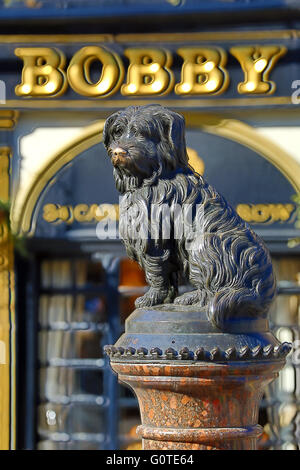 Statua del fedele Skye Terrier cane Greyfriars Bobby e pub che ha lo stesso nome di Edimburgo, in Scozia, Regno Unito Foto Stock