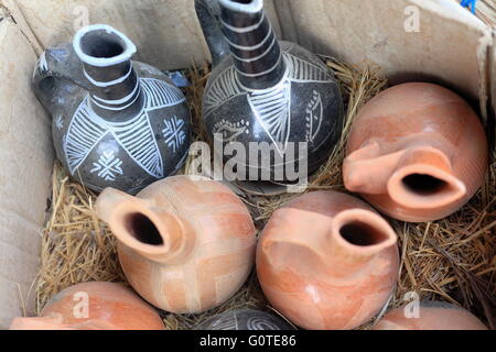 Tigrayan tradizionale ceramica-pezzi in bianco e nero e colore ocra-per la vendita in una scatola di cartone. Negozio di in Mek'ele-Mekelle-Ethiopia Foto Stock