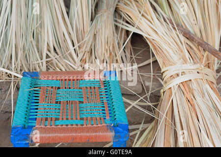 Manycolored Sgabello in legno con sedile intrecciato tra fatto a mano scope-entrata in un negozio di artigianato in Mek'ele-Tigray-Ethiopia Foto Stock