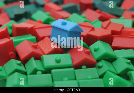 Modello di casa su altre case RE alloggiamento proprietà di mercato i prezzi case acquirenti per la prima volta l'acquisto di monopolio ipoteca affitti affitto REGNO UNITO Foto Stock