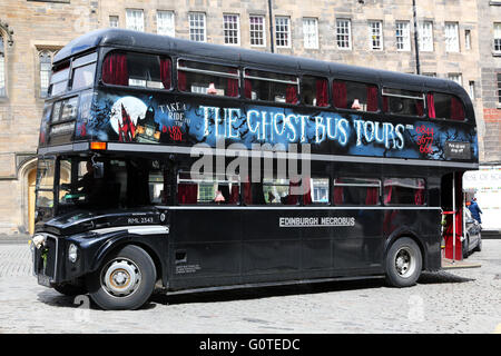 Black double decker Ghost Tours autobus di Edimburgo, in Scozia, Regno Unito Foto Stock