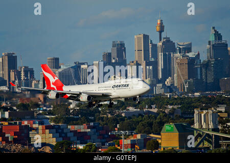 Un QANTAS Boeing 747 battenti estremamente bassi edifici del passato Foto Stock