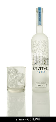 Winneconne, WI - 4 Mayl 2016: Bottiglia Belvedere Vodka con un bicchiere di ghiaccio su un sfondo isolato Foto Stock