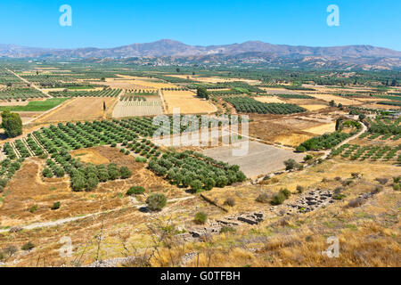 Vista di Messara pianura dalla collina di Festo. Creta, Grecia Foto Stock