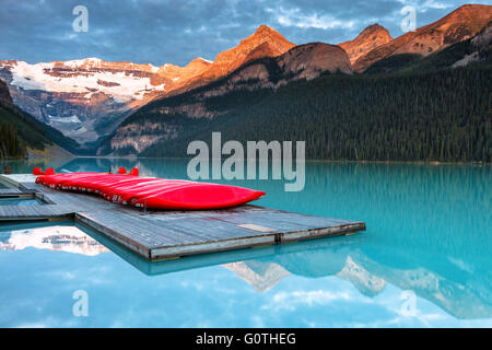 Il meraviglioso Lago Louise, uno dei posti più belli delle montagne rocciose, da sunrise. Il Parco Nazionale di Banff, Alberta, Canada. Foto Stock