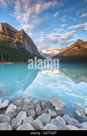 Il meraviglioso Lago Louise, uno dei posti più belli delle montagne rocciose, da sunrise. Il Parco Nazionale di Banff, Alberta, Canada. Foto Stock