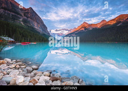 Il meraviglioso Lago Louise, uno dei posti più belli delle montagne rocciose, da sunrise. Il Parco Nazionale di Banff, Alberta, Canada. Foto Stock