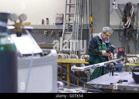 Operaio industriale di impostazione di saldatura orbitale di macchina. Foto Stock