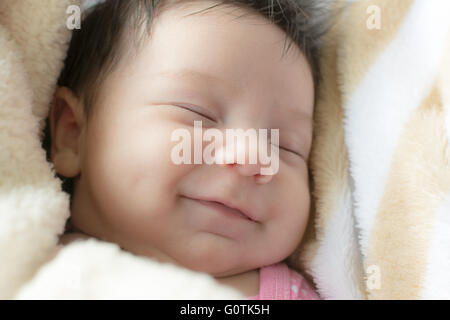 Ritratto di un neonato sorridente bambina dormire Foto Stock