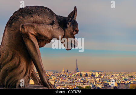 Gargoyle a Notre Dame con vista di Parigi in background, Parigi, Francia Foto Stock