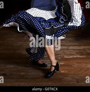 Le gambe di una donna che balla il flamenco in Abbigliamento tradizionale Foto Stock