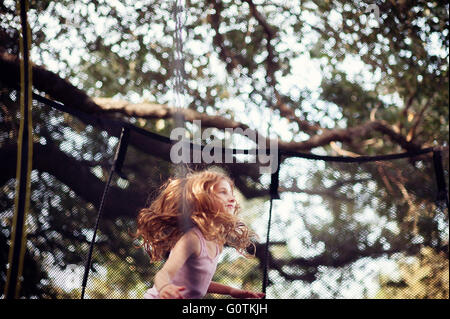 Ragazza di saltare sul trampolino Foto Stock