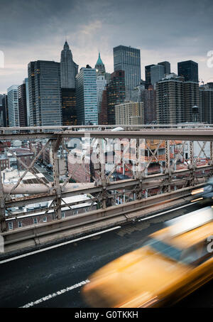 Taxi attraversando Brooklyn Bridge, Manhattan, New York, Stati Uniti