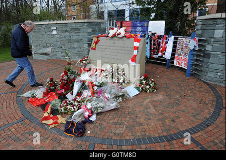 Un uomo paga i suoi rispetti al memoriale di Hillsborough fuori Sheffield mercoledì il campo di calcio, South Yorkshire, Regno Unito. Foto Stock