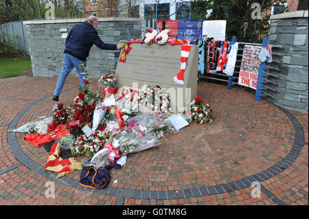 Un uomo paga i suoi rispetti al memoriale di Hillsborough fuori Sheffield mercoledì il campo di calcio, South Yorkshire, Regno Unito. Foto Stock