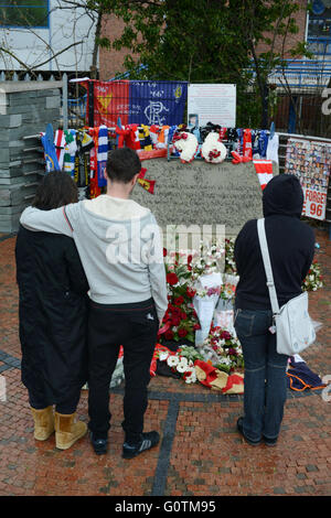 La gente paga i loro aspetti presso il memoriale al di fuori di Sheffield mercoledì FC, Hillsborough, Sheffield South Yorkshire, Regno Unito. Foto Stock