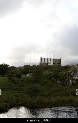 Cottage abbandonati nel Parco Nazionale del Connemara, Connemara, Co. Galway, Irlanda, Europa Foto Stock