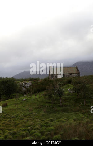 Cottage abbandonati nel Parco Nazionale del Connemara, Connemara, Co. Galway, Irlanda, Europa Foto Stock