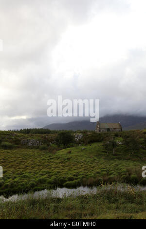 Cottage abbandonati nel Parco Nazionale del Connemara, Connemara, Co. Galway, Irlanda, Europa Foto Stock