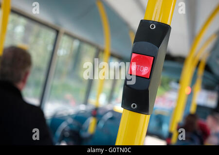 I mezzi di trasporto pubblico bus stop pulsante rosso Foto Stock