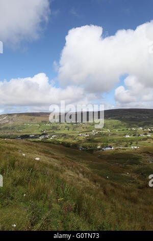 Campagna irlandese con i cieli blu e i campi di Mayo, Irlanda Foto Stock