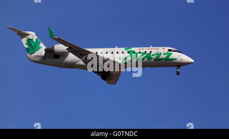 Bombardier CL-600 CRJ200 C-FDJA Air Canada Jazz sull approccio finale a YOW Ottawa, Canada, 29 aprile 2016 Foto Stock