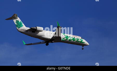 Bombardier CL-600 CRJ200 C-FDJA Air Canada Jazz sull approccio finale a YOW Ottawa, Canada, 29 aprile 2016 Foto Stock