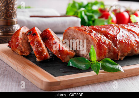 La pancetta cotta al forno polpettone avvolto con insalata Foto Stock