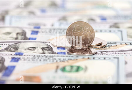 Il russo rubli monete su banconote di dollari close up Foto Stock