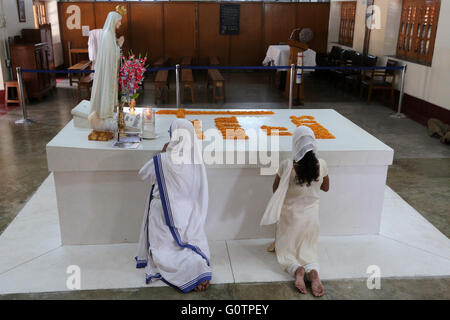 Le monache di pregare presso la tomba di Madre Teresa a la madre della casa delle Missionarie della Carità (Madre Teresa sorelle) in Kolkata, Calcutta, India Foto Stock