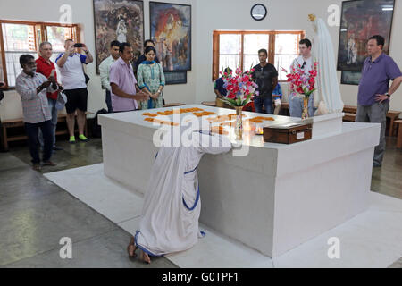 I turisti e i devoti alla tomba di Madre Teresa a la madre della casa delle Missionarie della Carità (Madre Teresa sorelle) in Kolkata, Calcutta, India Foto Stock