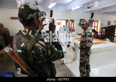 Indian soldirs scattare fotografie presso la tomba di Madre Teresa a la madre della casa delle Missionarie della Carità (Madre Teresa sorelle) in Kolkata, Calcutta, India Foto Stock