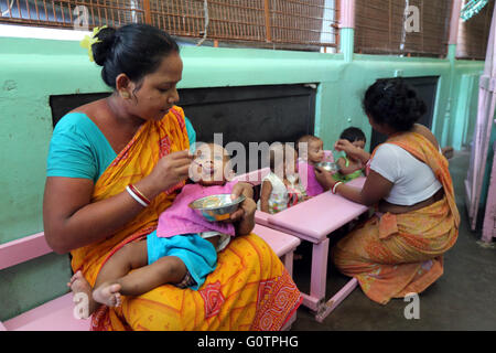 Volontari prendersi cura dei neonati in 'Nirmala Shishu Bhawan Childrens Home' delle Missionarie della Carità (Madre Teresa sorelle) in Calcutta, India Foto Stock