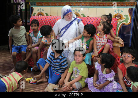 Teresa Suor prendersi cura dei bambini in 'Nirmala Shishu Bhawan Childrens Home' delle Missionarie della Carità (Madre Teresa sorelle) in Calcutta, India Foto Stock