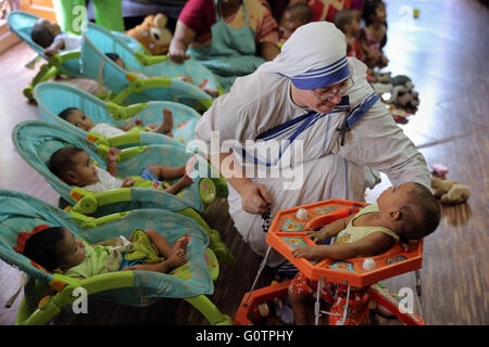 Teresa Suor prendersi cura dei neonati in 'Nirmala Shishu Bhawan Childrens Home' delle Missionarie della Carità (Madre Teresa sorelle) in Calcutta, India Foto Stock