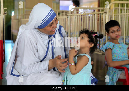 Teresa sorella mentalmente la cura dei bambini malati in 'Nirmala Shishu Bhawan Childrens Home' delle Missionarie della Carità (Madre Teresa sorelle) in Calcutta, India Foto Stock