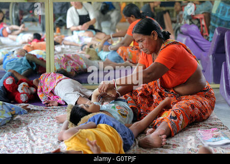 Volontari mentalmente la cura dei bambini malati in 'Nirmala Shishu Bhawan Childrens Home' delle Missionarie della Carità (Madre Teresa sorelle) in Calcutta, India Foto Stock