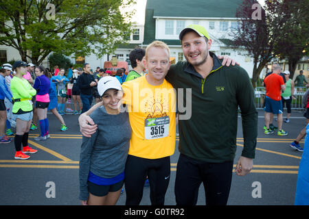 EUGENE, o - 1 Maggio 2016: I corridori che posano per una foto prima di iniziare il 2016 Eugene Marathon, un Boston qualificazione. Foto Stock