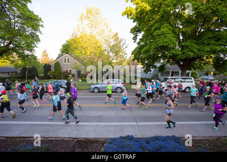 EUGENE, o - 1 Maggio 2016: Guide in un pacco all'inizio del 2016 Eugene Marathon, un Boston qualificazione. Foto Stock