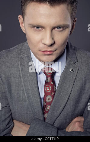 Ritratto di fiducioso giovane imprenditore in studio. Foto Stock