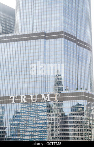 Trump Tower a Chicago nella nebbia Foto Stock